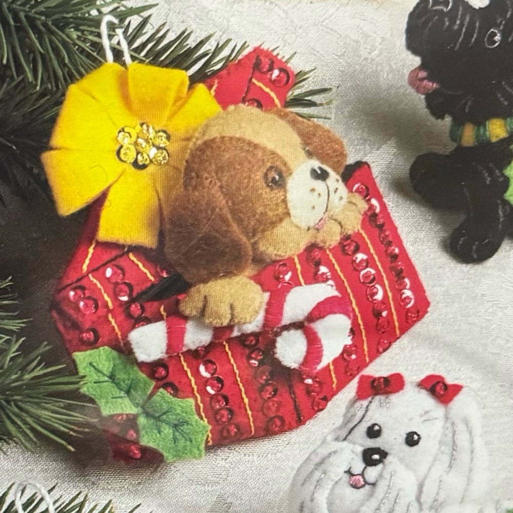 BUCILLA Santa Paws 6 Piece Felt Ornament Craft Kit 85462 Dogs/ Puppies Craft NWT - Picture 6 of 16
